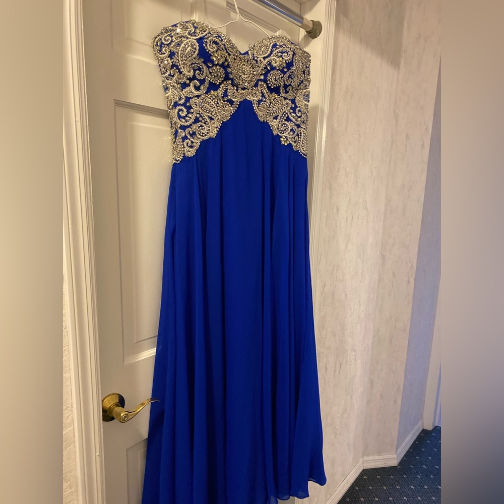Size 12 (with alterations: padded cups sewn in, length trimmed to 5’5’’)